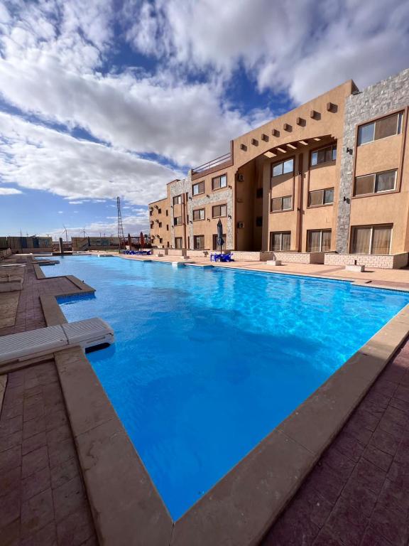 لا لونا العين السخنة